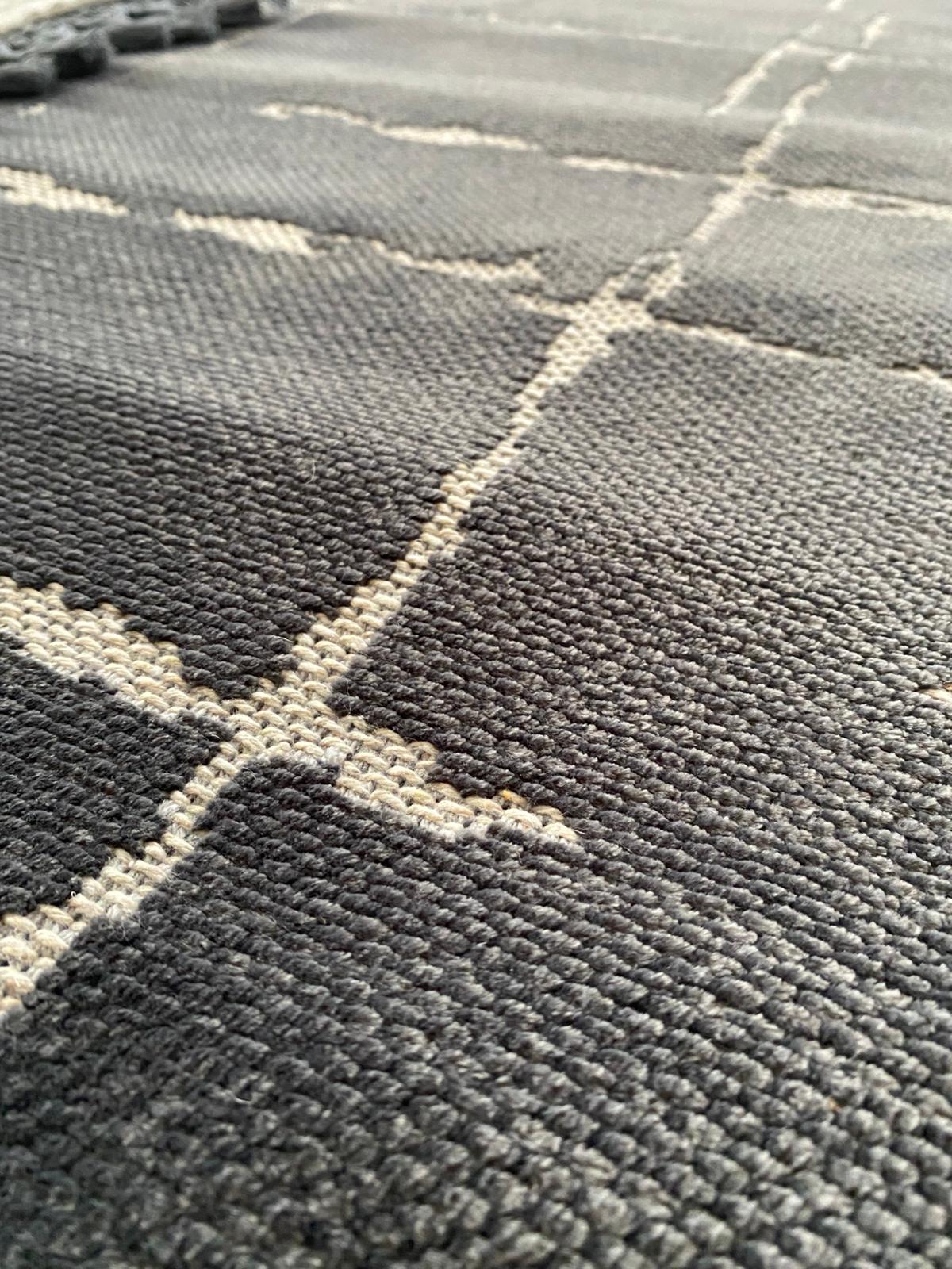 KOYU GRİ ZARİF HALI